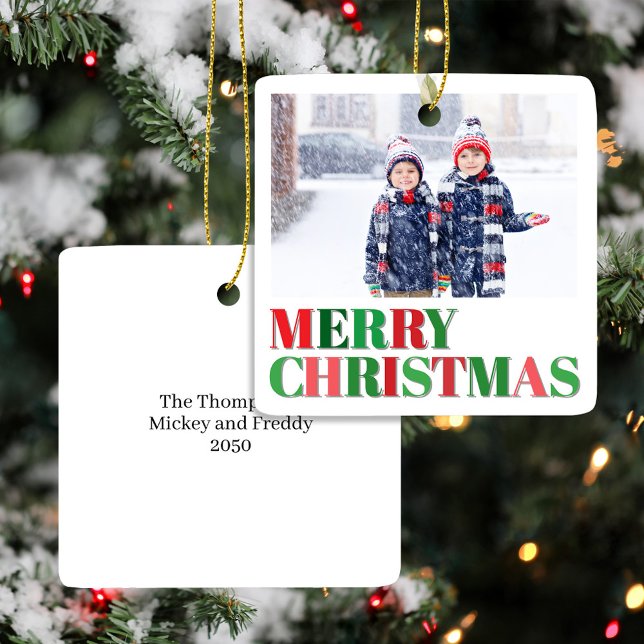 Modernes Foto in Rot und Grün Keramikornament (Merry Christmas Holiday Photo Custom Ornaments.)