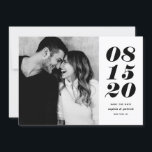 Modernes Foto in Schwarz und Weiß mit Datumsangabe<br><div class="desc">Modernes Foto in Schwarz und Weiß mit Datumstypografie Save the Date | Eine individuell anpassbare, Save the Date flache Karte mit fett formatierter Typografie und Streifen. Dieses stilvolle Foto Save the Date ist perfekt für jedes Hochzeitsthema und jede Jahreszeit. Sie können die Karte weiter anpassen, indem Sie das Muster in...</div>