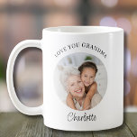 Modernes Foto Liebe You Oma Kaffeetasse<br><div class="desc">Diese moderne Oma-Tasse sagt "Liebe du Oma" und ist leicht mit deinem Namen und Foto anpassbar. Schenken Sie ein besonderes Geschenk für einen besonderen Großeltern.</div>
