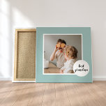 Modernes Foto Minze Liebliches Grandma Geschenk Leinwanddruck<br><div class="desc">Egal, ob Sie ein Muttertagsgeschenk, ein Geburtstagsgeschenk suchen oder einfach gewollt haben, um Ihrer Großmutter zu zeigen, wie viel sie Ihnen bedeutet, das Modern Foto Mint Lovely Oma Gift ist die perfekte Wahl. Es ist eine wunderschöne und sentimentale Art, die besondere Bindung zwischen einer Großmutter und ihrer Familie zu ehren,...</div>