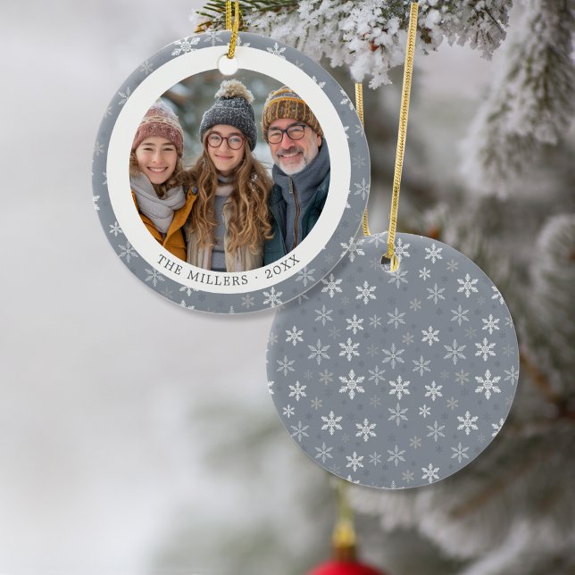 Modernes Foto mit grauen und weißen Schneeflocken Keramik Ornament (Modern Grey and White Snowflakes Photo Ceramic Ornament)