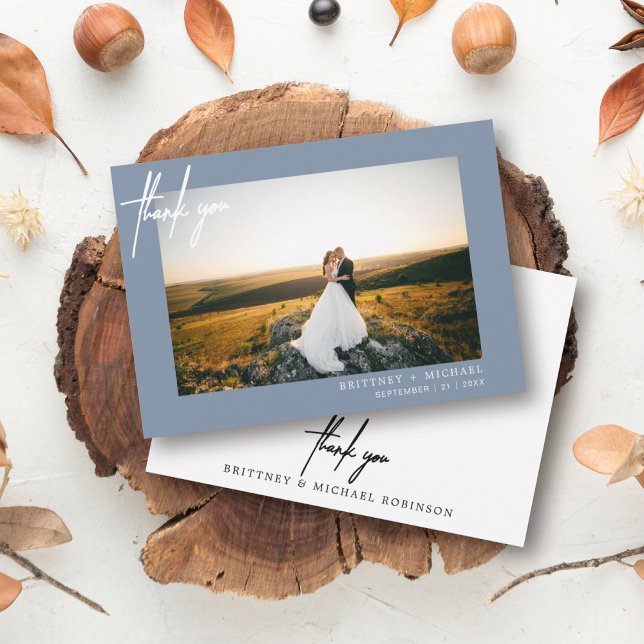 Modernes Foto mit Handschrift Danke Dusty Blue (Modern elegant wedding thank you card with a wedding photo on the front and simple hand written font)