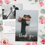 Modernes Foto mit Handschrift Dankeschön-Karte Dankeskarte<br><div class="desc">Modernes handgeschriebenes Hochzeitsstift Foto Dankeschön Karte. Moderne Stilvolle Hochzeit danke Ihnen Postkartenvorlage mit einem vollen vertikalen Foto auf der Vorderseite mit dem Text "Danke" in einem handgeschriebenen Typografie-Script-Schriftart in Weiß auf dem Bild. Personalisieren Sie den individuelle Name und danken Sie Ihnen Nachricht. Wenn Sie lieber Ihre Notiz handschreiben, löschen Sie...</div>