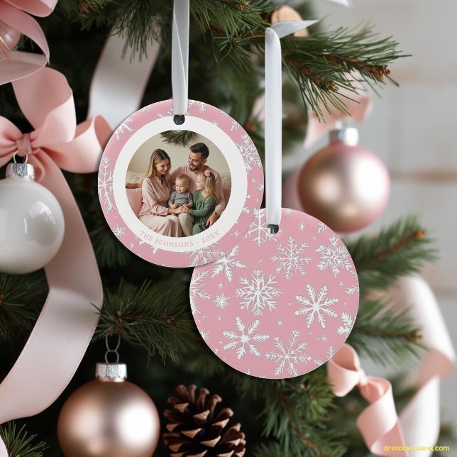 Modernes Foto mit rosa und weißen Schneeflocken Keramik Ornament (Modern Pink and White Snowflakes Photo Ceramic Ornament)