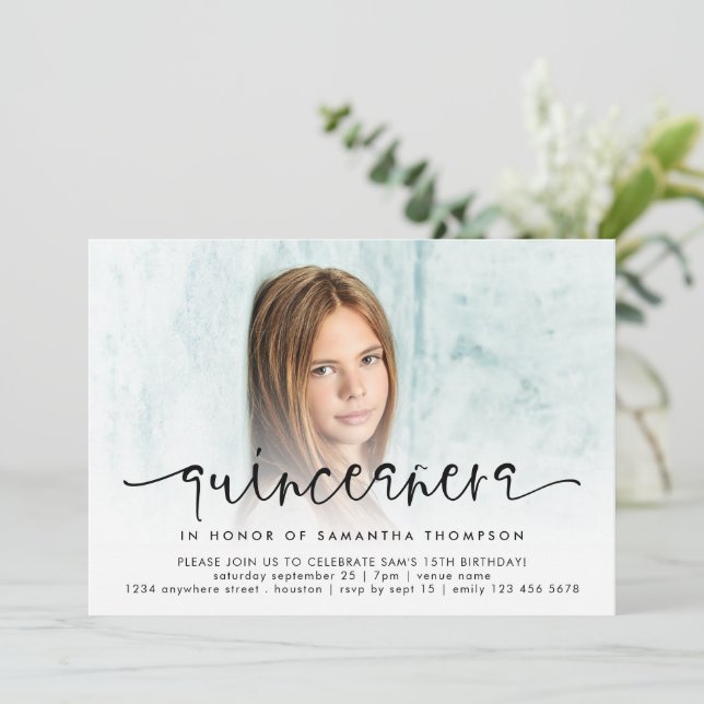 Modernes Foto-Overlay-Skript Quinceañera Einladung (Stehend Vorderseite)