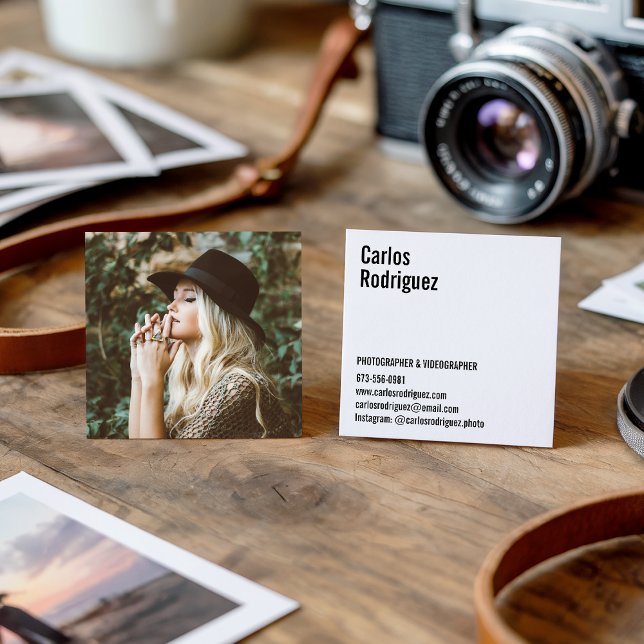 Modernes Foto Quadratische Visitenkarte (Modern photographer photo simple black and white)