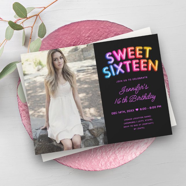 Modernes Foto Rainbow Black Balloons Sweet 16 Einladung (Modern Photo Rainbow Black Balloons Sweet 16 Invitation)