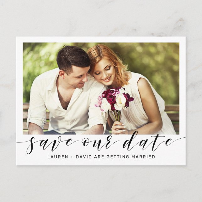 Modernes Foto Save the Date Black Script Wedding Ankündigungspostkarte (Vorderseite)