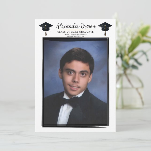 Modernes Foto Schwarzer Rahmen Trendy Graduation C Einladung (Stehend Vorderseite)