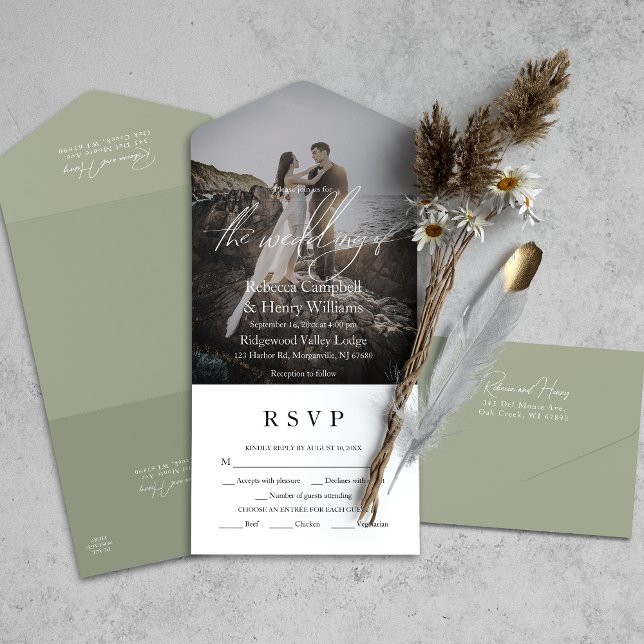 Modernes Foto Script UAWG Entree Sage Green Weddin All In One Einladung (Simplify your wedding with our all-in-one invitation – convenience and beauty in a single card.)