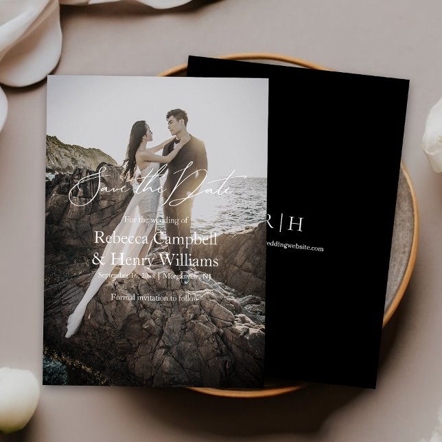 Modernes Foto Script Wedding Monogram Save the Dat Einladung (Capture elegance with our stylish Save the Date, setting the tone for your unforgettable day!)