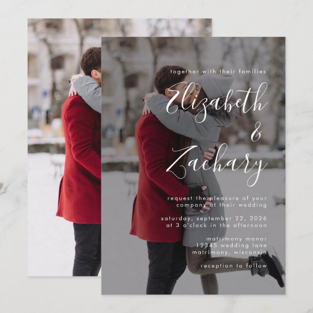 Modernes Foto White Script Wedding Einladung (Vorne/Hinten)