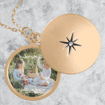 Modernes Foto Wir Liebe Sie Mama Necklace Medaillon<br><div class="desc">Express Ihre Liebe für Mama mit einem modernen Foto Wir Liebe Sie Mama Necklace. Das Necklace-Design bietet Ihnen die Möglichkeit,  Ihr eigenes Foto hinzuzufügen,  eine "We Liebe You Mama!"-Begrüßung und personalisierte Kindernamen in eleganter Typografie. Zusätzliche Geschenkartikel mit diesem Design.</div>