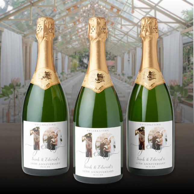 Modernes Foto zum 10. Hochzeitstag 2 (Modern 10th Wedding Anniversary 2 Photo Sparkling Wine Label)