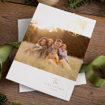 Modernes Friedenszeichen und Weihnachten-Foto Folien Feiertagskarte<br><div class="desc">Diese Weihnachtskarte aus einem Foto enthält ein Friedenssymbol mit einem Kiefernzweig in einer goldenen Folie, die einen Teil des Symbols bildet und eine Touch Winterfolien einbringt. Reinigen Sie das minimale Layout. Fügen Sie einen persönlichen Gruß auf der Rückseite der Karte hinzu. Wenn Sie Fragen zu den Designs haben und Änderungen...</div>