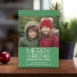 Modernes frohe Weihnachten HNY 1 Horizontales Foto<br><div class="desc">Weihnachts-Grüntöne - Fügen Sie diesem minimalen Design ein horizontales Foto hinzu,  das eine sanfte grüne Farbe und ein modernes Muster aus der Mitte des Jahrhunderts auf der Rückseite aufweist. Die Typografie ist modern und einfach mit einem handgeschriebenen Schriftart,  der Ihren Familiennamen hinzufügen soll.</div>