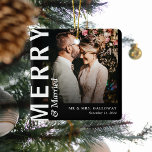 Modernes frohes und Verheiratetes Foto Weihnachten Keramikornament<br><div class="desc">Frohe und Verheiratete Foto Weihnachtsschmuck. Das Design besticht durch ein modernes typografisches Layout,  die Namen der Neuvermählten und das Datum der Hochzeit.</div>