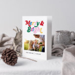 Modernes fröhliches und helles Foto Karte<br><div class="desc">Mit unserer modernen Merry & Bright Retro Foto Card erleben Sie Weihnachten! Diese Karte zeichnet sich durch ein lustiges Muster von fröhlich & hell in bunten Retro-Typografie aus und ist somit perfekt für alle Weihnachtsliebhaber in Ihrem Leben. Passen Sie die Kartenvorderseite mit Ihrem bevorzugten Weihnachtsgeschenk und Ihrem Familiennamen an und...</div>