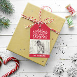 Modernes, fröhliches Weihnachts-Rotes Script-Foto Geschenkanhänger<br><div class="desc">Das stilvolle Weihnachtsgeschenk-Tag mit weißem Schriftzeichen und Akzenten von Ästen mit heiligen Blätter und Beeren. Personalisieren Sie mit individuelle Name / Familie und fügen Sie ein beliebtes Foto. Ein Muster horizontaler Streifen zieht die Rückseite der Karte an. Die rot-farbige Hintergrundfarbe kann geändert werden.</div>