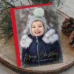 Modernes, fröhliches Weihnachts-Script-Foto Folien Feiertagskarte<br><div class="desc">Wünschen Sie Freunden und Familie ein frohes Weihnachtsfest mit einer niedlichen Urlaubskarte! Auf der Karte befindet sich Ihr vertikales Foto mit feinen Schneefräsen, die an die Karte grenzen. "Frohe Weihnachten" wird in einem modischen Goldfolienskript mit dem Namen Ihrer Familie unten angezeigt. Die Goldfolie-Urlaubskarte kehrt um, um weiße Schneeflocken mit rotem...</div>