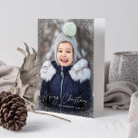 Modernes, fröhliches Weihnachts-Script-Schneeflock Feiertagskarte<br><div class="desc">Wünschen Sie Freunden und Familie ein frohes Weihnachtsfest mit einer niedlichen Urlaubskarte! Auf der Vorderseite der Karte befindet sich Ihr vertikales Foto mit feinen Schneefräsen, die an der Karte liegen. "Frohe Weihnachten" wird in einem weißen, trendigen Kalligraphieskript mit dem Namen Ihrer Familie unten angezeigt. Im Inneren der Karte befindet sich...</div>