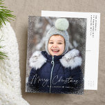 Modernes, fröhliches Weihnachts-Script-Schneeflock Feiertagspostkarte<br><div class="desc">Wünschen Sie Freunden und Familie ein frohes Weihnachtsfest mit einer niedlichen Foto-Postkarte! Auf der Postkarte befindet sich Ihr Foto vorne mit feinen Schneefräsen, die an die Karte grenzen. "Frohe Weihnachten" wird in einem weißen, trendigen Kalligraphieskript mit dem Namen Ihrer Familie unten angezeigt. Die einfache Urlaubspostkarte kehrt zurück, um Ihre Rücksendeadresse...</div>