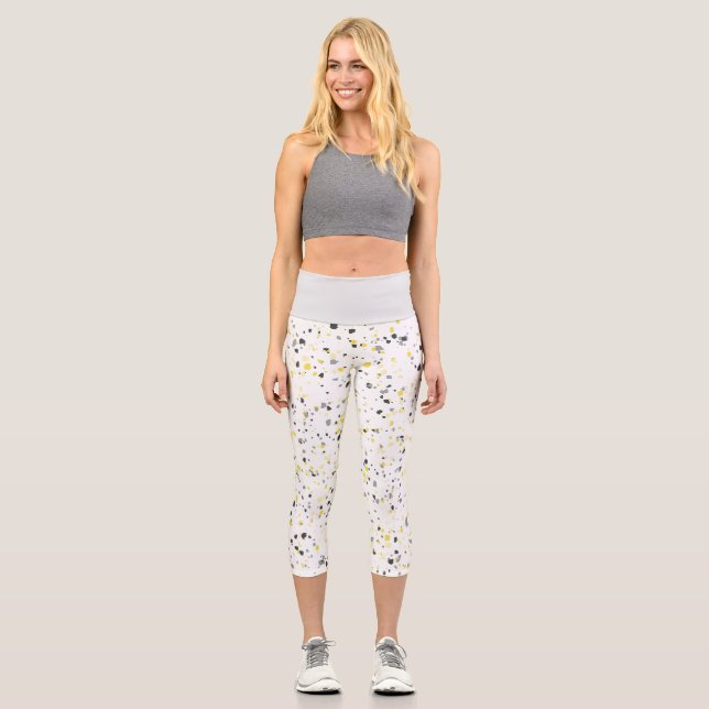 Modernes geometrisches, gelbes Terrazzo-Muster Capri Leggings (Vorderseite)