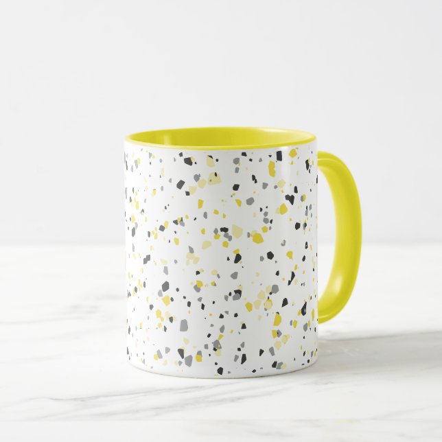 Modernes geometrisches, gelbes Terrazzo-Muster Tasse (VorderseiteRechts)