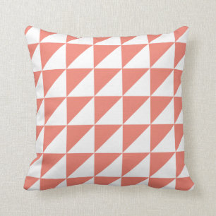 Modernes geometrisches Kissen in Korallen