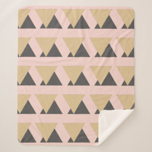 Modernes geometrisches Muster aus rosa und goldfar Sherpadecke