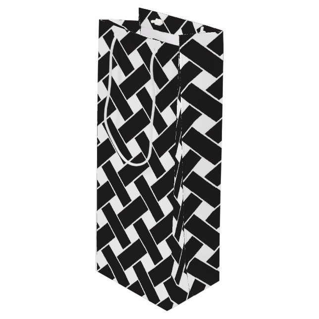 Modernes, geometrisches Muster aus Schwarz und Wei Geschenktüte Für Weinflaschen (Vorderseite Schrägansicht)