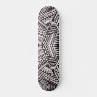 Modernes, geometrisches Tribal-Muster aus Schwarz Skateboard
