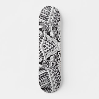Modernes, geometrisches Tribal-Muster aus Schwarz  Skateboard