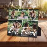 Modernes Geschenk der besten Freunde 5 Foto Collag Fotoplatte<br><div class="desc">Erstellen Sie Ihre eigenen Freunde Foto-Plakette mit dieser modernen 5 Bild-Gitter-Vorlage. Das Design enthält einen weißen, fett formatierten Skript-Schriftart, der 'Best Friends' und die Option zum Hinzufügen von Namen/s enthält. Laden Sie einfach Ihre eigenen Fotos hoch und passen Sie den Text an, um ein fabelhaftes Geschenk zu machen! FOTO TIPP:...</div>