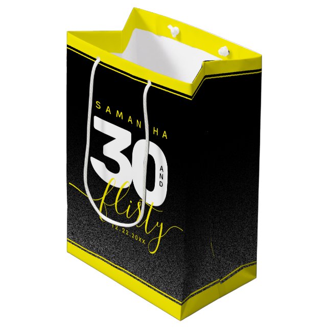 Modernes Girly Bright Yellow 30 und Kokett Mittlere Geschenktüte (Vorderseite Schrägansicht)
