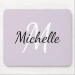 Modernes Girly Violet Monogramm Initial Name Mousepad<br><div class="desc">Modernes Design mit einem leichten lila Hintergrund und einem gürteleigenen Monogramm, zuerst und nach Vornamen</div>