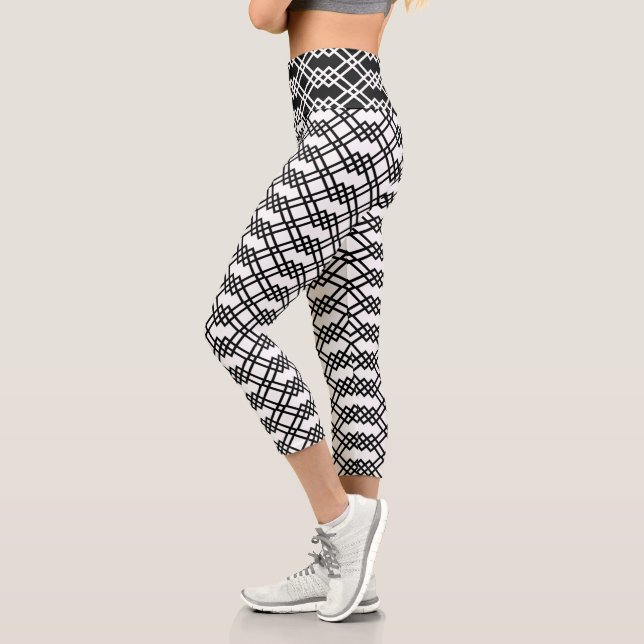 Modernes Gitter Geometrisches Schwarz & Weiß Capri Leggings (Links)