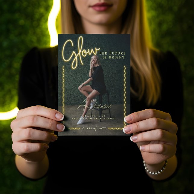 Modernes Glow Script Yellow Neavy Graduate Foto Ankündigung (Modern Glow Script Yellow Neon Wavy Graduate Photo Announcement)