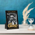 Modernes Gold Bold Typografy Abschluss Foto Fotoplatte<br><div class="desc">Moderne Gold kühne Typografie Minimal Abschluss Foto Plaque. Glückwünsche die GRAD! Herzlichen Glückwunsch zu ihrem wohlverdienten Erfolg und feiern sie mit dieser schönen Tischplatte mit Ständer Ständer. Alle Texte sind so vorbereitet,  dass Sie sie einfach und schnell mit Ihren eigenen Details personalisieren können.</div>