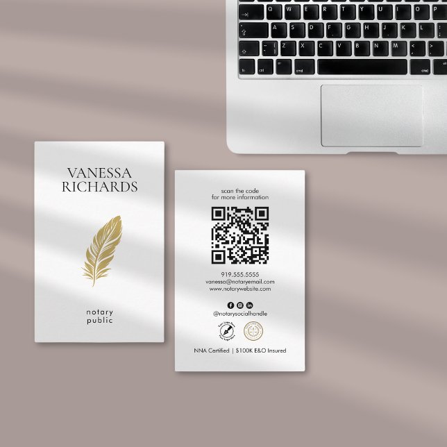 Modernes Gold Feather Notar Foto Einfache QR Visitenkarte (Von Creator hochgeladen)