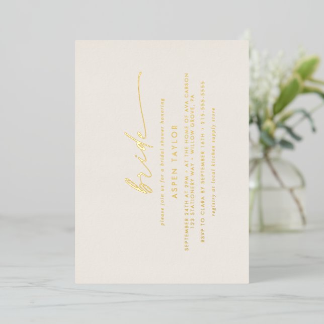 Modernes Gold Foil Script Ivory Bride Brautparty Folieneinladung (Stehend vorne)
