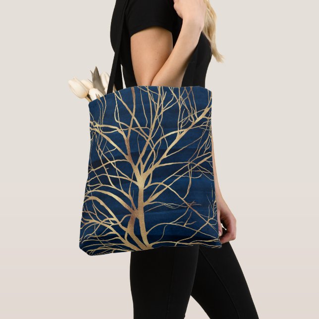 Modernes Gold Tree Silhouette Minimales blaues Des (Von Nahem)