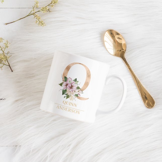 Modernes Gold Watercolor Blume Letter Q | Monogram Kaffeetasse (Von Creator hochgeladen)