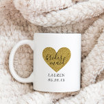Modernes Goldenes Herz Personalisierte Bridesmaid- Kaffeetasse<br><div class="desc">Die Tasse ist nach Maß gefertigt und bietet eine moderne Handkalligraphie auf einem stilvollen Glitzer. Personalisieren Sie Ihre Angaben mit dem Namen und dem Datum Ihrer Brautjungfrau.</div>