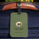 Modernes goldfarbenes Monogramm Olive Green Gepäckanhänger<br><div class="desc">Modernes,  luxuriöses vertikales Design im klassischen Stil mit einem goldfarbenen,  gebürstetem Metallic-Monogramm-Emblem mit einem großen typografischen Initialmonogramm auf olivgrünem Hintergrund. Der Text kann einfach mit den angegebenen Feldern angepasst werden.</div>