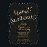 Modernes GoldGlitzer-16. Einladung<br><div class="desc">Gründen Sie Ihr elegantes Tochter-16. Geburtstag-Party weg vom Recht mit unserem schönen Imitat-Glitter und extravaganten Skript-16. Geburtstag-Party Einladung. Unsere stilvolle und zeitgenössische Party Einladung des Bonbons 16 kennzeichnet einen modernen GoldGlitter-Schriftart, den Set auf einem noblen klassischen schwarzen Hintergrund die Einladung, umdrehen einen zusammenpassenden Glitter hinter vorbei zu finden für eine...</div>
