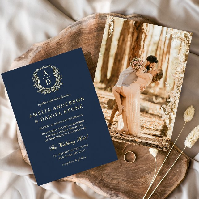 Modernes Goldleafy-Wappen Monogram-Foto Hochzeit Folieneinladung (Von Creator hochgeladen)