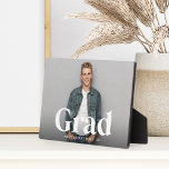 Modernes Grad Overlay | Abschluss Foto Horizontal Fotoplatte<br><div class="desc">Erinnern Sie sich an den Meilenstein eines geliebten Menschen mit diesem süßen Abschluss-Sake, der perfekt für die Grundschule, die Mittelstufe, die Oberschule oder die Uni ist. Einfaches und elegantes Design mit einem senkrechten Foto mit "grad" überlagert in modernen weißen Schriften. Personalisieren Sie den Schulnamen des Absolventen und/oder das Abschluss Jahr...</div>
