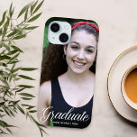 Modernes Graduate Foto Custom 2025 Abschluss Case-Mate iPhone Hülle<br><div class="desc">Dieses elegante,  weiße Typografie-Overlay Foto-Diplom-Foto iPhone Gehäuse verfügt über eine schicke weiße Schrift über Ihrem High School- oder Uni-Abschluss-Foto. Passen Sie mit Ihrem Namen und Ihrer Klasse unter der schönen Kalligrafie für einen guten Sake für einen stolzen Elternteil.</div>