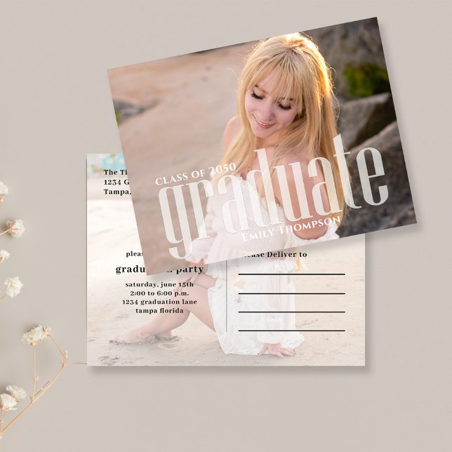 Modernes Graduate Foto Einladung nach Maß Postkarte (Graduation photo invitation postcard template with modern typography)